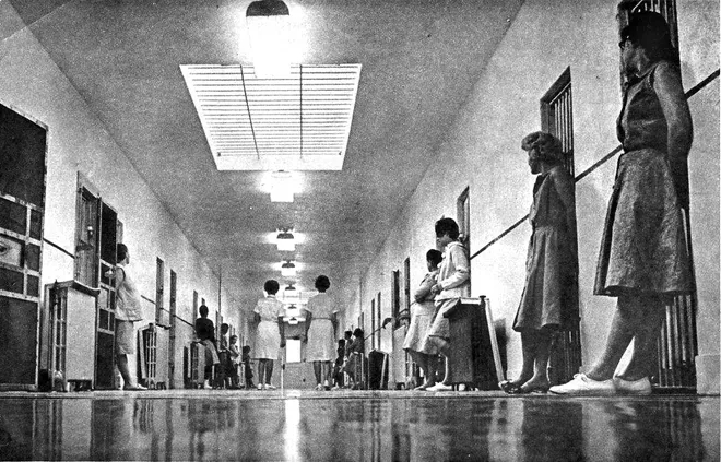 Photo en noir et blanc : Deux matonnes habillées en infirmières compte les détenues dans la prison d'Etat de Canon City